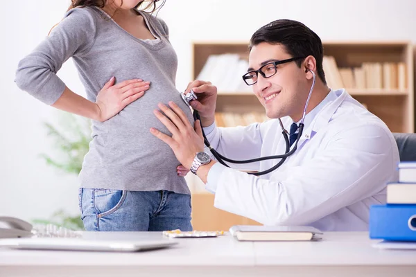 Mujer embarazada que visita al médico para consulta —  Fotos de Stock