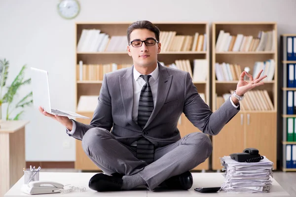 Jungunternehmer meditiert im Büro — Stockfoto