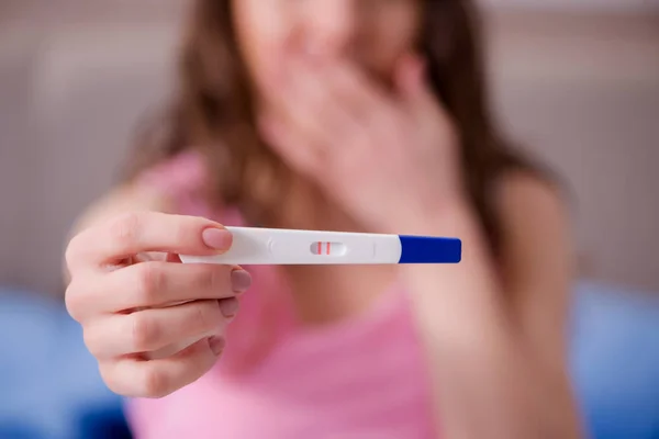 Mujer descubriendo su prueba de embarazo positiva — Foto de Stock