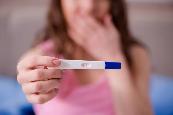 Vrouw ontdekt haar positieve zwangerschapstest — Stockfoto