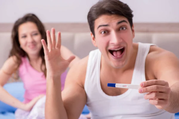 Casal feliz descobrir sobre os resultados do teste de gravidez — Fotografia de Stock