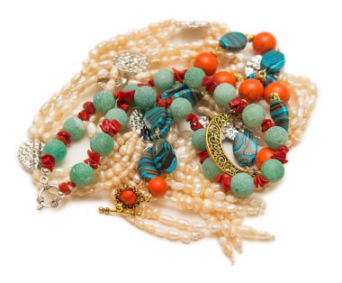 Beyaz arka plan üzerinde izole birçok kolye