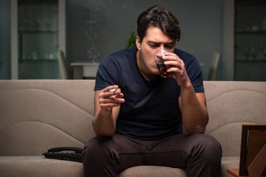 İntiharı düşünen umutsuz bir adam.