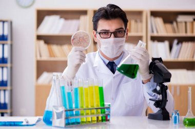 Doktor laboratuvarda virüs bakterileri üzerinde çalışıyor.