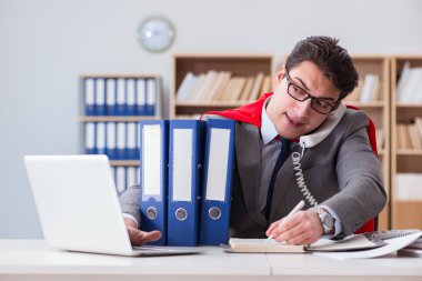 Ofiste çalışan süper kahraman iş adamı.