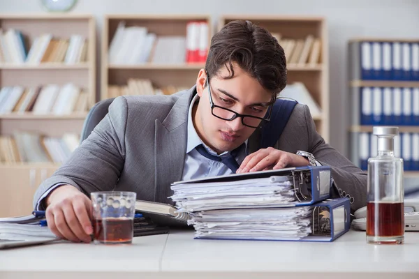 Homme d'affaires buvant au bureau — Photo