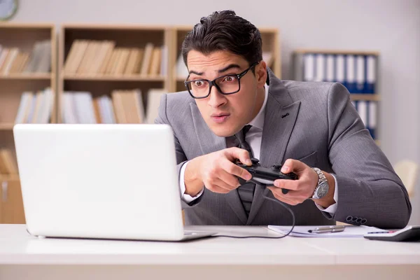 Businessman playing computer games at work office — Stock Photo, Image