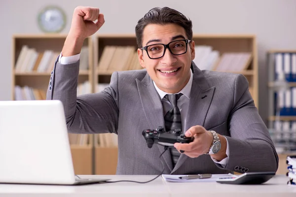 Empresário jogando jogos de computador no escritório de trabalho — Fotografia de Stock