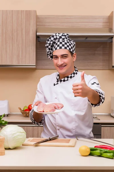 Jeune chef travaillant dans la cuisine — Photo