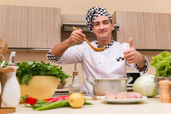 Joven chef trabajando en la cocina —  Fotos de Stock