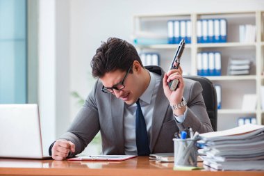 Ofisteki sinirli saldırgan iş adamı.