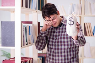 Pahalı ders kitapları konsepti içinde genç bir öğrenci