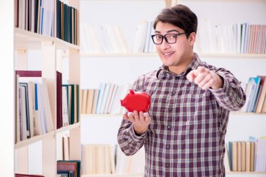 Pahalı ders kitapları konsepti içinde genç bir öğrenci