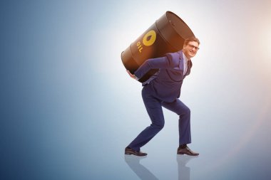 Petrol varili altında çalışan bir işadamı.