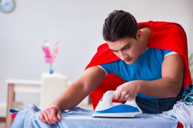 Süper kahraman koca evde ütü yapıyor.