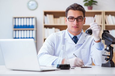 Kimya mühendisi laboratuvarda yağ örnekleri üzerinde çalışıyor.