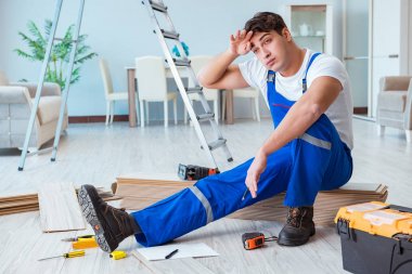 Tamirci evde döşeme kaplaması döşemiş.