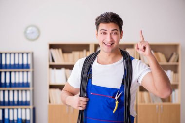 Kablolu televizyonu olan genç elektrikçi