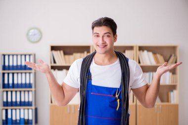 Kablolu televizyonu olan genç elektrikçi