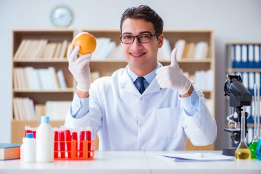 Bilim adamı organik meyve ve sebzeler üzerinde çalışıyor.