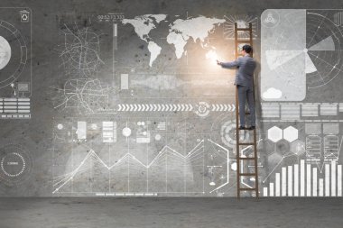 İş adamı küresel iş konseptinde merdiveni tırmanıyor