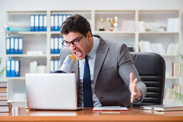 Злий агресивний бізнесмен в офісі — стокове фото