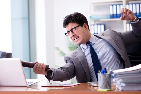 Homem de negócios agressivo irritado no escritório — Fotografia de Stock