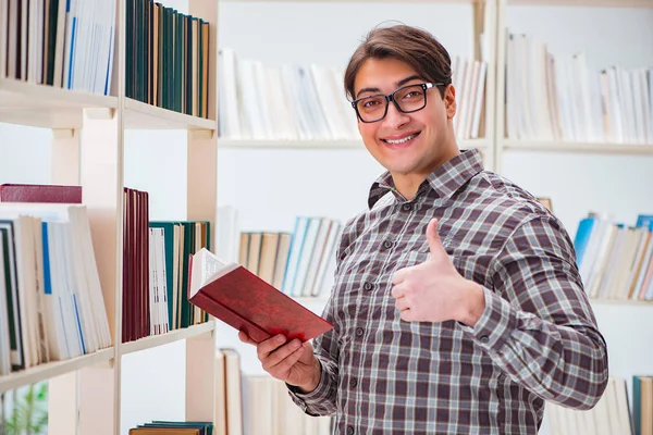 대학 도서관에서 책을 찾고 있는 젊은 학생 — 스톡 사진