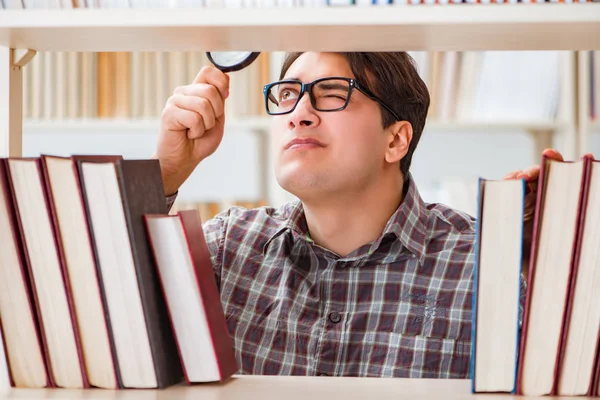 Junge Studentin sucht Bücher in College-Bibliothek — Stockfoto