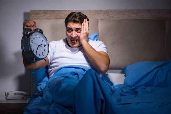 Uomo che ha problemi a dormire a letto — Foto Stock