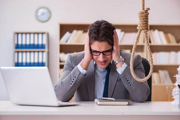 Un hombre de negocios en bancarrota considerando suicidarse ahorcado —  Fotos de Stock