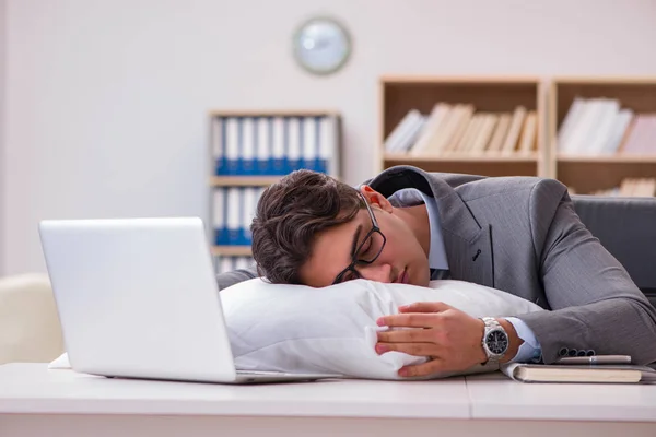 Trött man sover hemma med för mycket arbete — Stockfoto