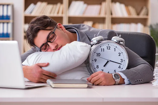 Уставший мужчина спит дома, у него слишком много работы. — стоковое фото
