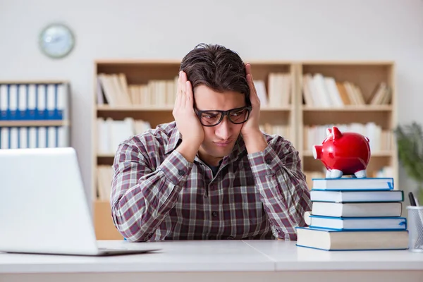 Estudiante rompiendo la hucha para pagar las tasas de matrícula — Foto de Stock