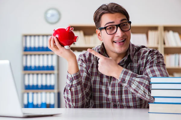 Öğrenci okul ücretini ödemek için kumbarayı soyuyor.