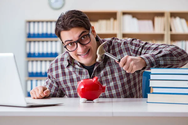 Studentin bricht Sparschwein auf, um Studiengebühren zu bezahlen — Stockfoto