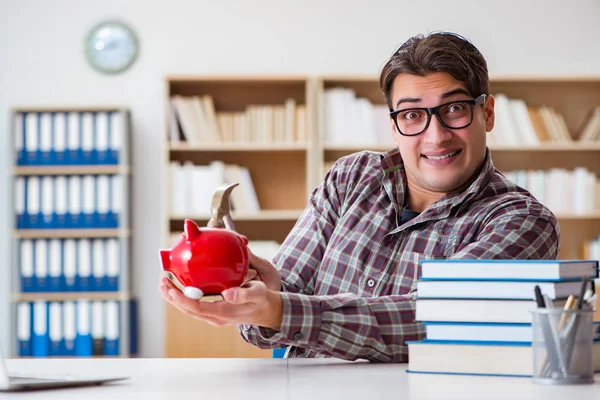 Estudante quebrando o banco para pagar propinas — Fotografia de Stock