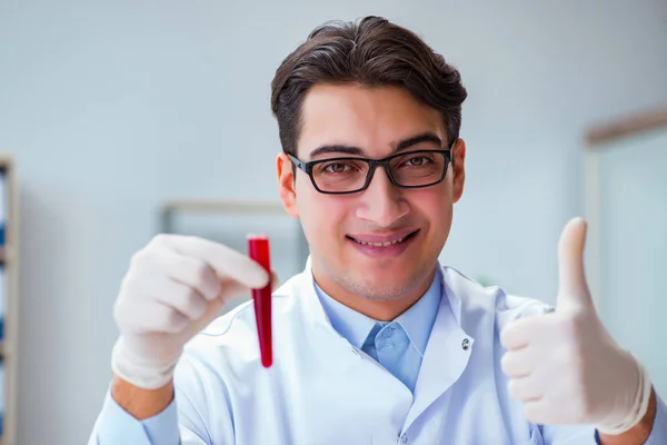 Medico con campione di sangue rosso — Foto Stock