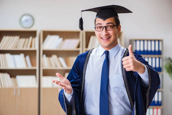 Junger Mann mit Universitätsabschluss — Stockfoto