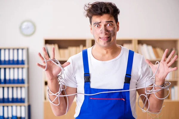 Lustiger Mann macht zu Hause elektrische Reparaturen — Stockfoto