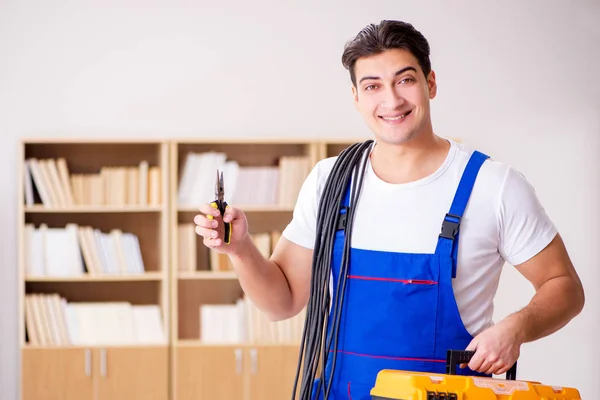 Adam evde elektrik tamiratı yapıyor. — Stok fotoğraf