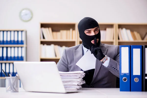 Εγκληματίας επιχειρηματίας με μπαλακλάβα στο γραφείο — Φωτογραφία Αρχείου