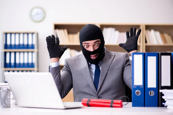 Krimineller Geschäftsmann mit Dynamit im Büro — Stockfoto