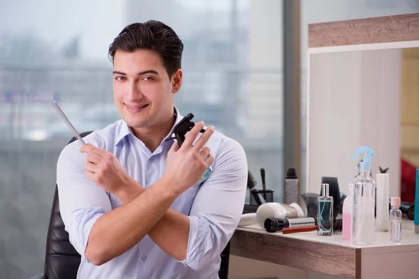 Hombre guapo en peluquería haciendo corte de pelo — Foto de Stock