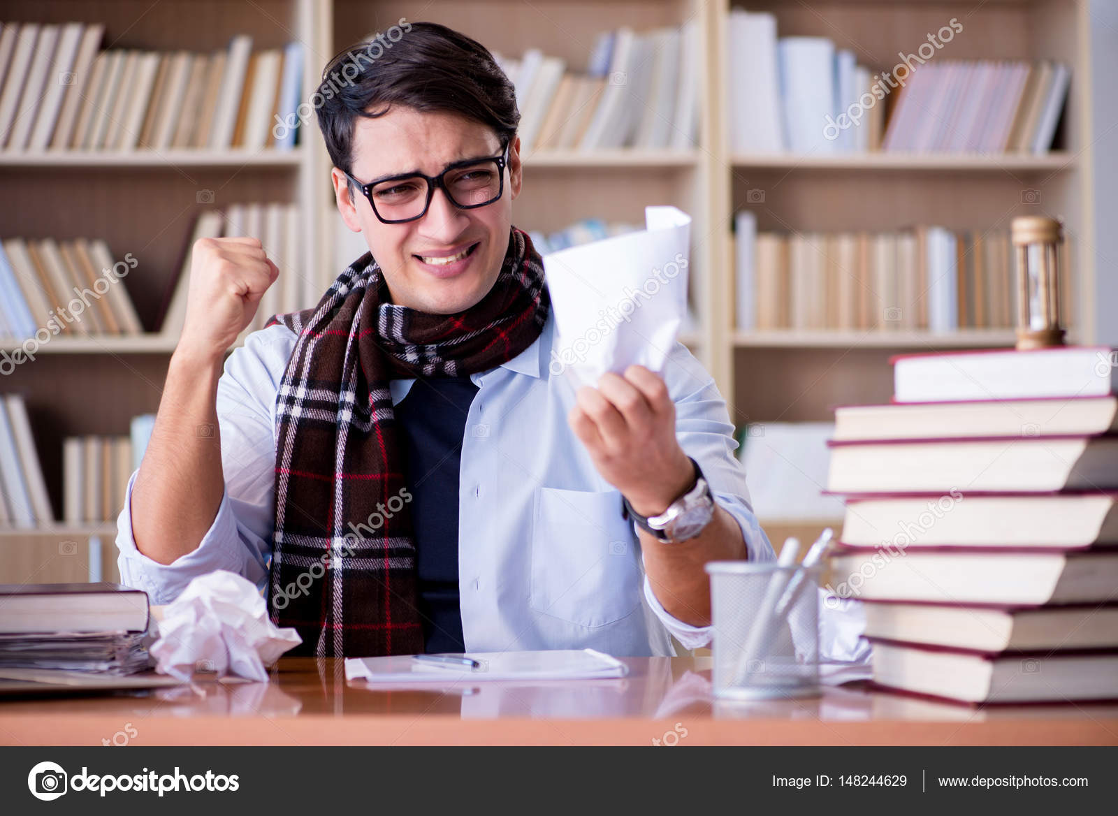 Giovane Scrittore Lavorare Nella Libreria Foto Stock C Elnur 148244629