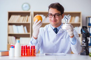 Doktor bilim adamı araştırması için ödül alıyor.