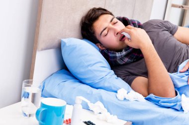 Hasta adam yatakta ilaç ve uyuşturucu alıyor.