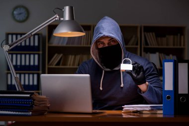 Hacker ev bilgisayarından kişisel verileri çalıyor