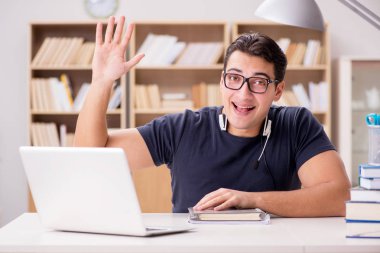 Genç serbest bilgisayar üzerinde çalışıyordu.