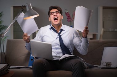 İşadamı işkolik evde geç saatlere kadar çalışıyor